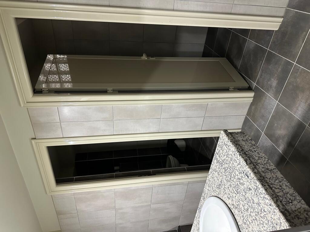 Jepet me qira ambient komercial buzë rruge – 300 m² – Vaqarr 2,000 € /Muaj
