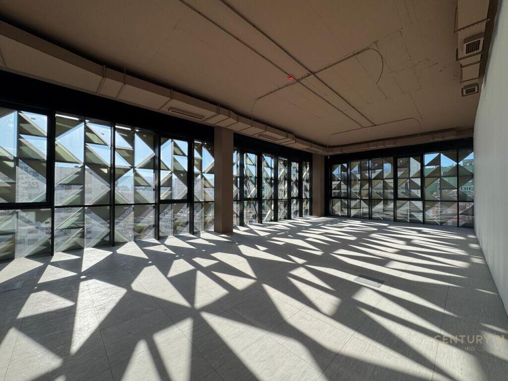 Locale in vendita al Rainbow Center, Ish-Blloku