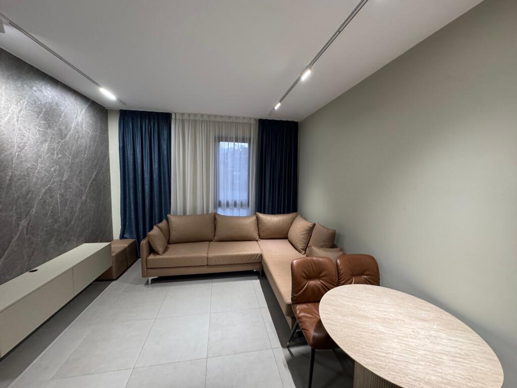 📣 JEPET ME QIRA SUPER APARTAMENT 1+1 📍 Green City Residence, Astir ✨  🏢 Ndërtesë e re dhe cilësore 🛋️ Totalisht e mobiluar me arkitekt, në stil bashkëkohor  💶 Çmimi: 550€ / muaj