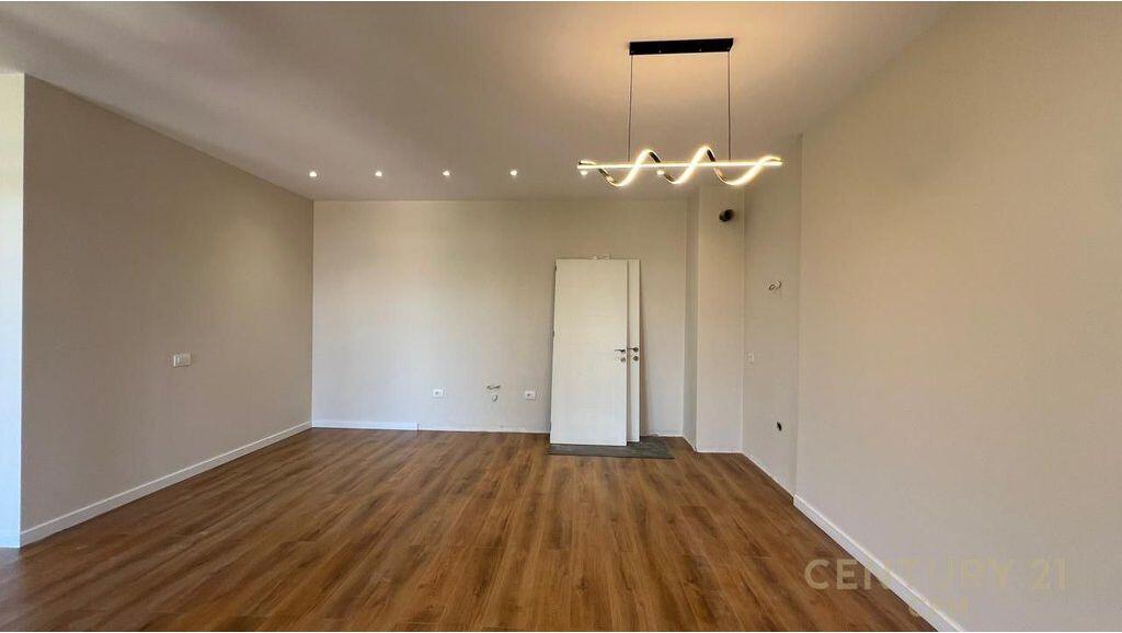SHESIM APARTAMENT 2+1+2 TUALETE + POST PARKIMI PRANE BULEVARDIT TE RI !