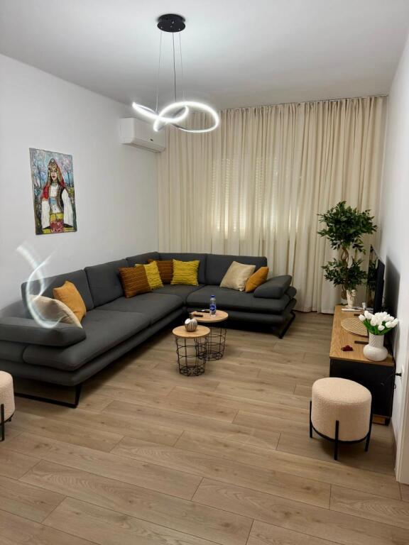 📣 AFFITTO SUPER Appartamento 2+1 📍 Centro Tirana, Vicino al Caffè Flora 🛣️ Via "Durresit" ✨