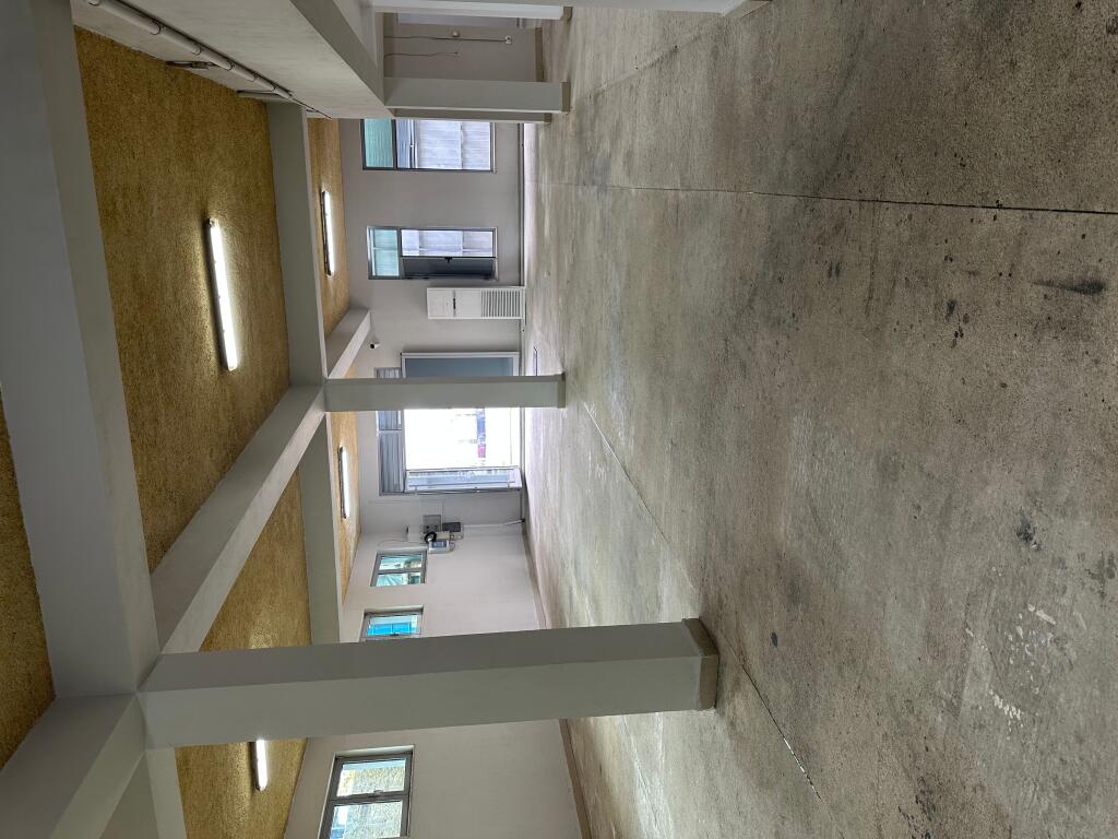 Jepet me qira ambient komercial buzë rruge – 300 m² – Vaqarr 2,000 € /Muaj