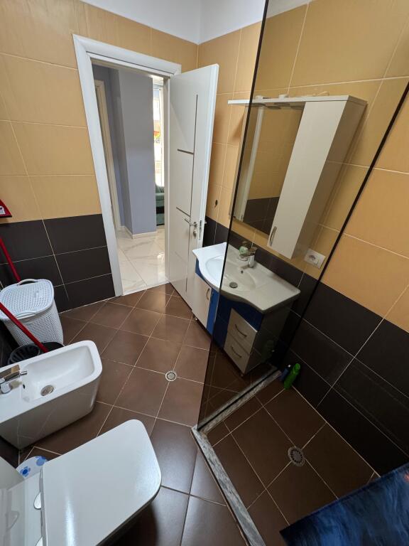 !!!Apartament 1+1 me qira afatgjatë – Rrota e Kuqe, pranë Ajsel Hotel!!