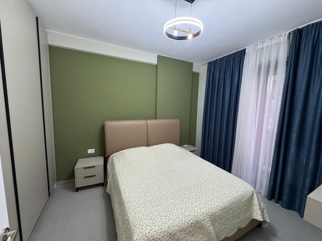 📣 JEPET ME QIRA SUPER APARTAMENT 1+1 📍 Green City Residence, Astir ✨  🏢 Ndërtesë e re dhe cilësore 🛋️ Totalisht e mobiluar me arkitekt, në stil bashkëkohor  💶 Çmimi: 550€ / muaj