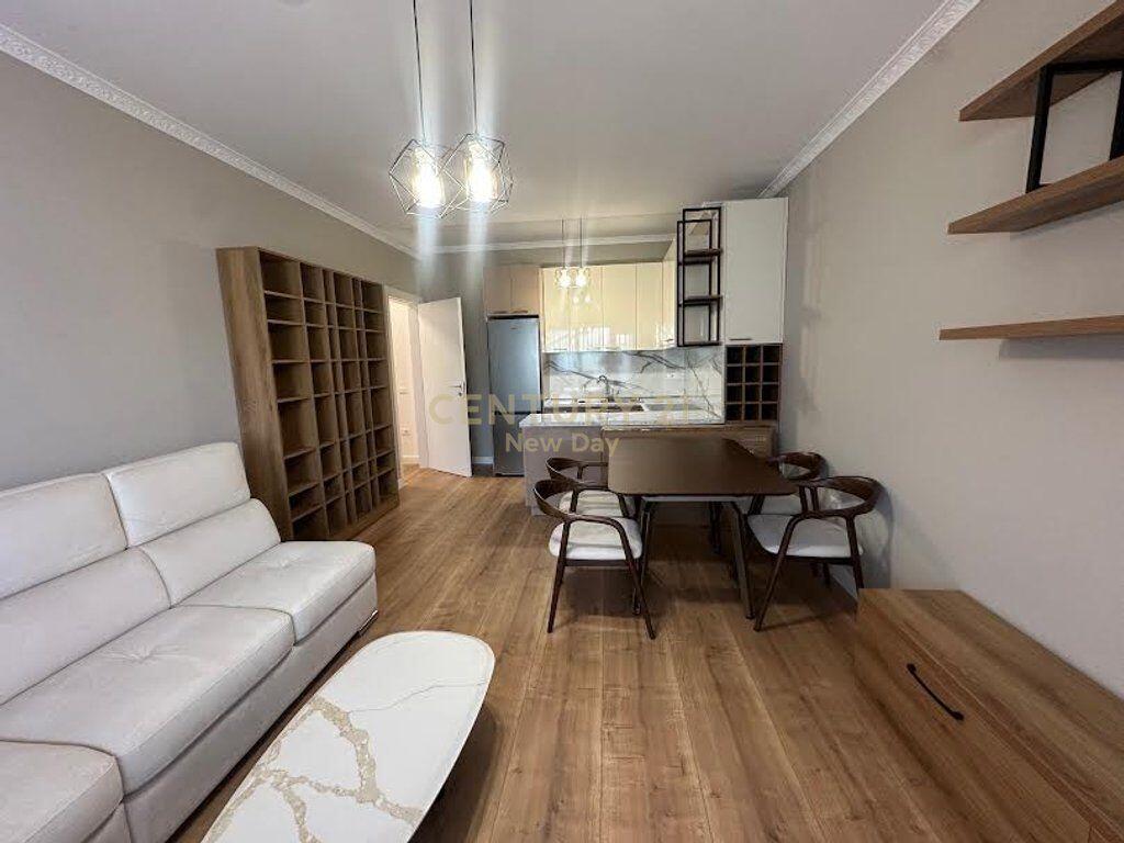 Jepet me qira apartament i sapomobiluar te Pazari Ri.