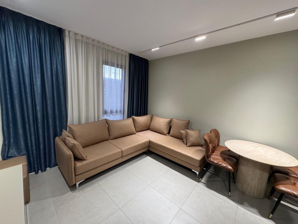 📣 JEPET ME QIRA SUPER APARTAMENT 1+1 📍 Green City Residence, Astir ✨  🏢 Ndërtesë e re dhe cilësore 🛋️ Totalisht e mobiluar me arkitekt, në stil bashkëkohor  💶 Çmimi: 550€ / muaj