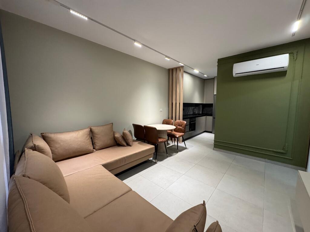 📣 JEPET ME QIRA SUPER APARTAMENT 1+1 📍 Green City Residence, Astir ✨  🏢 Ndërtesë e re dhe cilësore 🛋️ Totalisht e mobiluar me arkitekt, në stil bashkëkohor  💶 Çmimi: 550€ / muaj