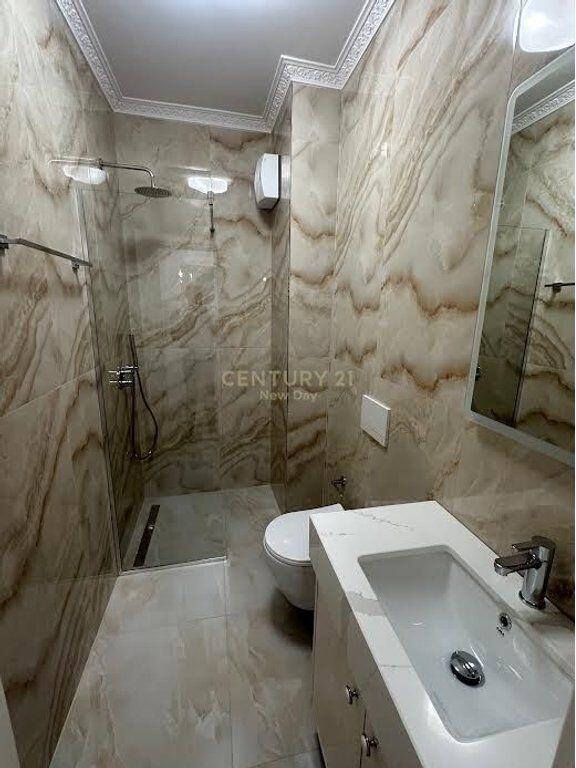 Jepet me qira apartament i sapomobiluar te Pazari Ri.