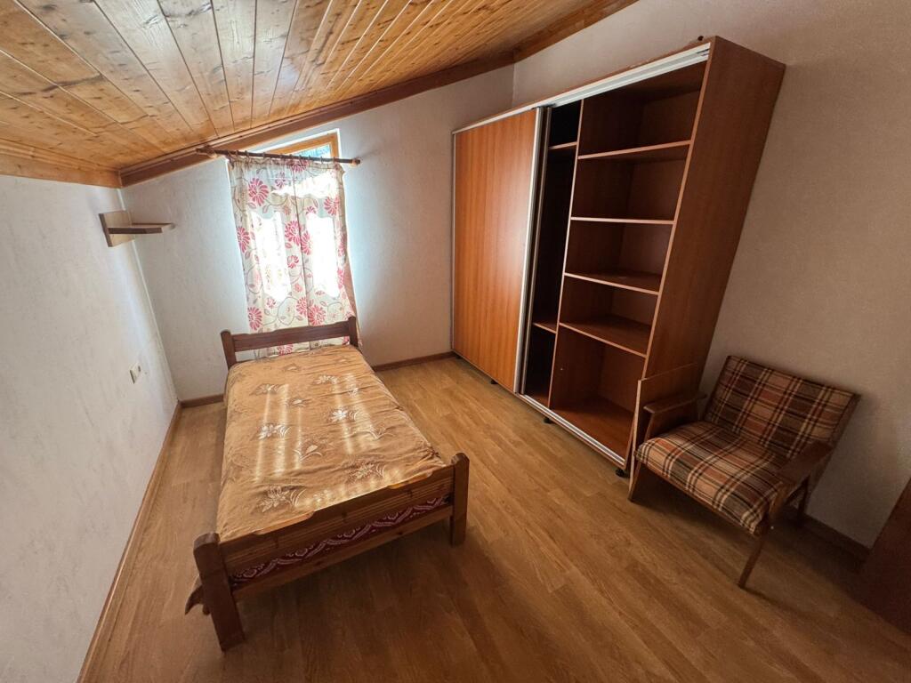 🏡 *2+1 apartment for rent*   📍 *3 Brothers Kondi Street*   🛋️ 3rd floor of a villa, furnished   🚗 Parking spot   👨‍👩‍👧 Only for families   💶 450€