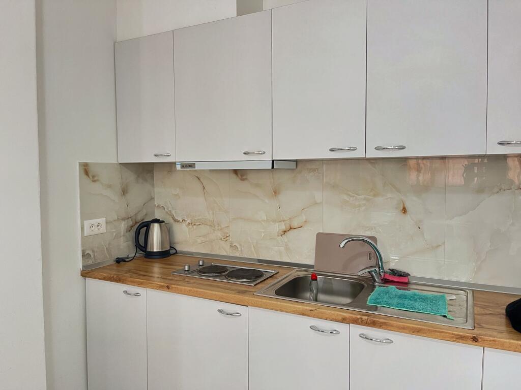 Apartament 2+1 me mobilim modern ne Unazen e Re, Astir.