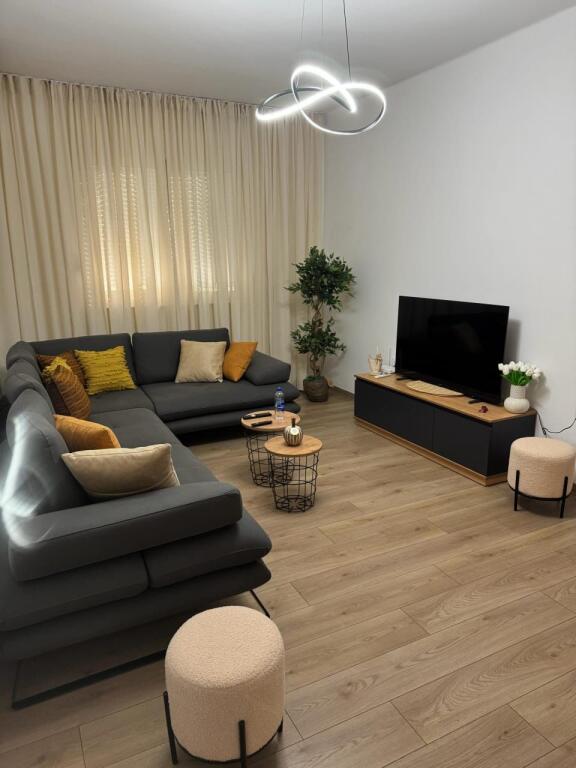🏠 HOUSE FOR RENT – DURRËS STREET (Flora Coffee Palace)  Apartment 2+1 for rent, 2nd floor, area 90 m², fully furnished with modern conditions. ✅ Natural lighting ✅ Modern furniture ✅ Very sought-after location and close to every service  💶 Price: 950 € (negotiable)