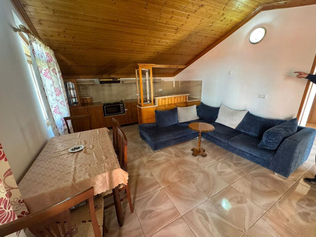 🏡 *2+1 apartment for rent*   📍 *3 Brothers Kondi Street*   🛋️ 3rd floor of a villa, furnished   🚗 Parking spot   👨‍👩‍👧 Only for families   💶 450€