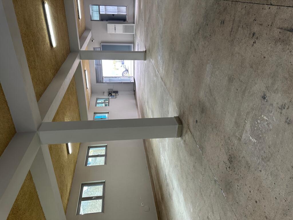 Jepet me qira ambient komercial buzë rruge – 300 m² – Vaqarr 2,000 € /Muaj