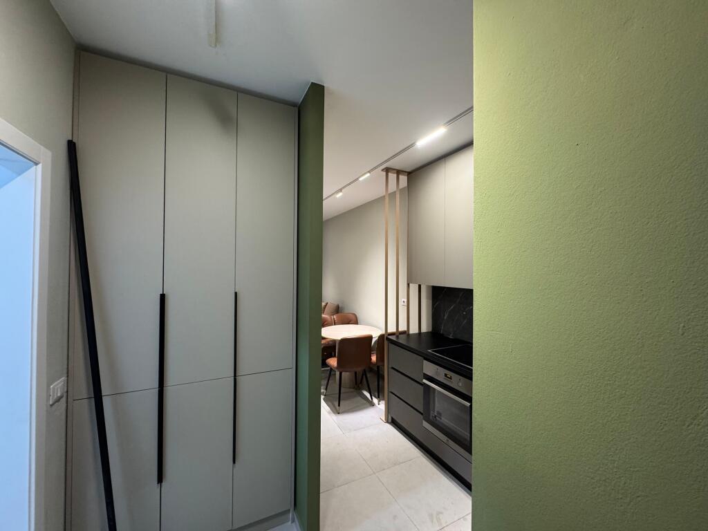 📣 JEPET ME QIRA SUPER APARTAMENT 1+1 📍 Green City Residence, Astir ✨  🏢 Ndërtesë e re dhe cilësore 🛋️ Totalisht e mobiluar me arkitekt, në stil bashkëkohor  💶 Çmimi: 550€ / muaj