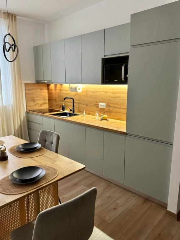 📣 AFFITTO SUPER Appartamento 2+1 📍 Centro Tirana, Vicino al Caffè Flora 🛣️ Via "Durresit" ✨