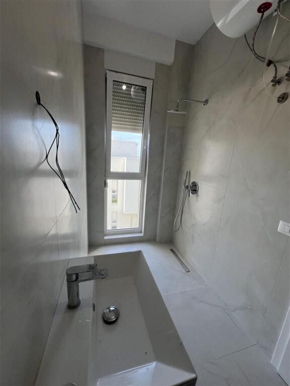 LOCALE COMMERCIALE IN AFFITTO 200 M2 FARKE A 1400 EURO
