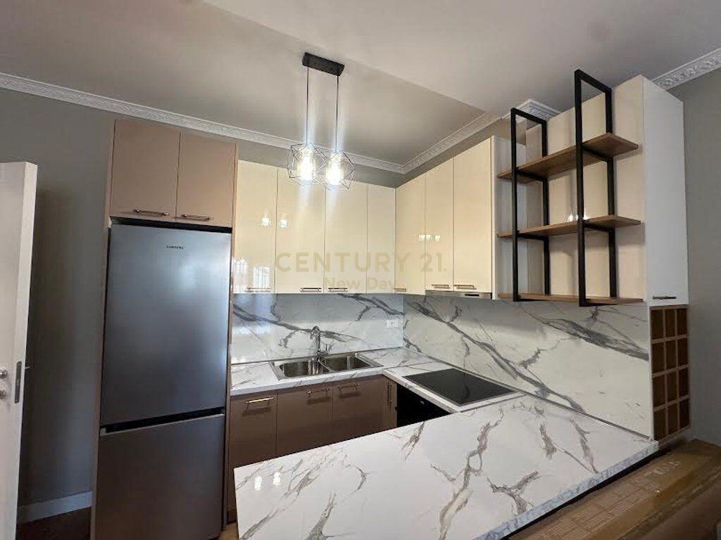 Jepet me qira apartament i sapomobiluar te Pazari Ri.