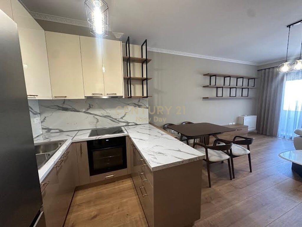 Jepet me qira apartament i sapomobiluar te Pazari Ri.