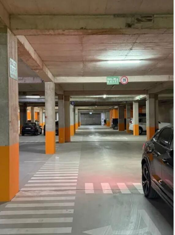 Shitet post parkim Laprake, Colonnade