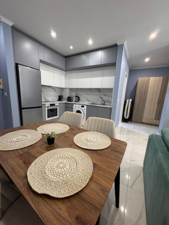 !!!Apartament 1+1 me qira afatgjatë – Rrota e Kuqe, pranë Ajsel Hotel!!