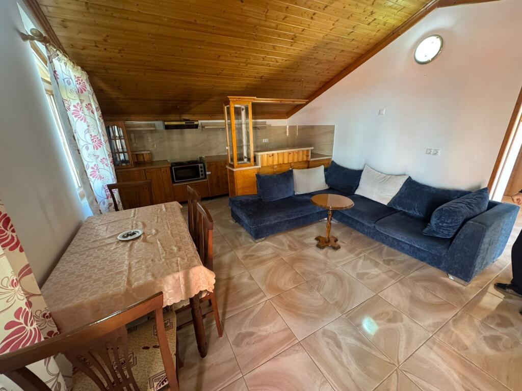 🏡 *2+1 apartment for rent*   📍 *3 Brothers Kondi Street*   🛋️ 3rd floor of a villa, furnished   🚗 Parking spot   👨‍👩‍👧 Only for families   💶 450€