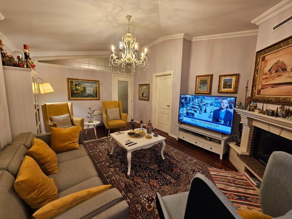 Shitet Penthouse luksoz ne zonen e Liqenit te thate me pamje te lire nga Liqeni  