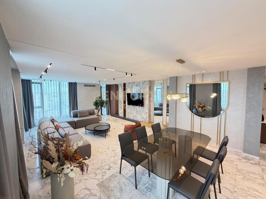 🏙️ Duplex di Lusso 221 m² + Parcheggio Chiuso – “Square 21”, Tirana