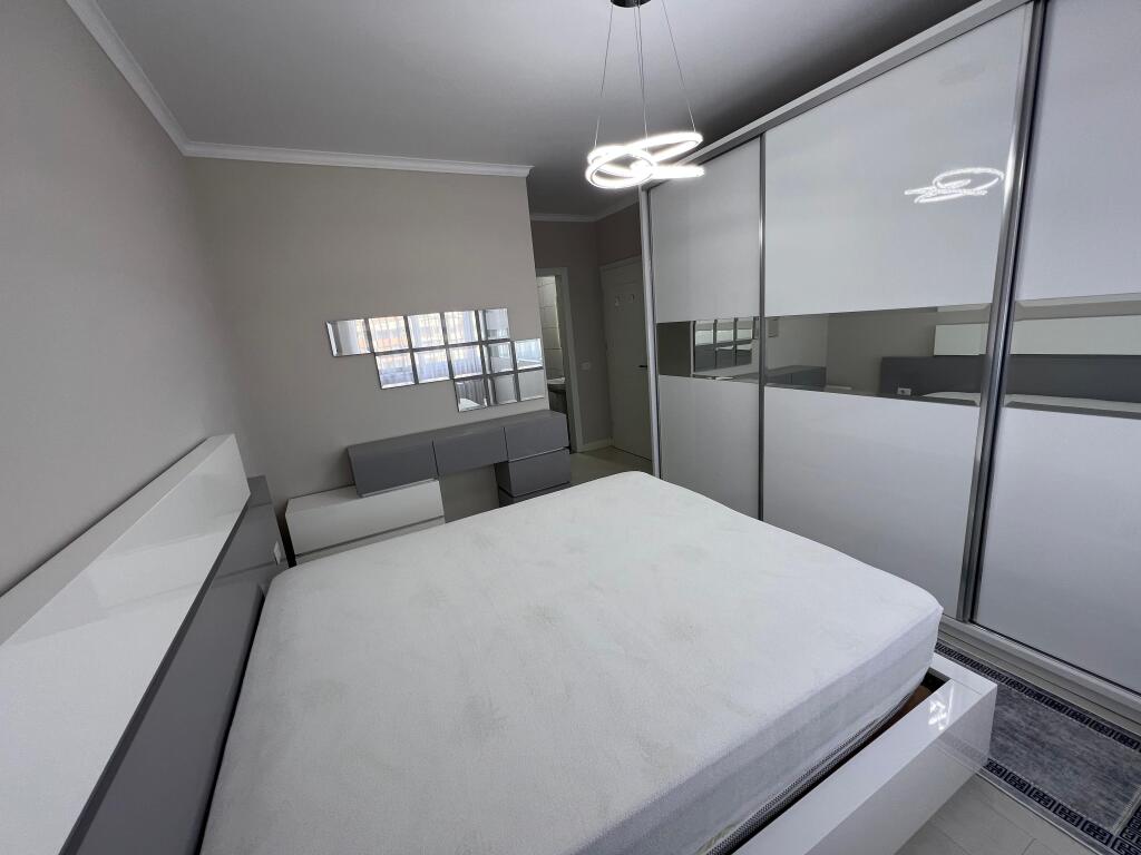 Shitet: Apartament 2+1+2  Sip. Bruto : 97 m/2  Sip. Neto  : 85 m/2  Kati 7 ( kati i fundit )  📍Rr. Loni Ligori -Astir Cmimi : 155.000 euro