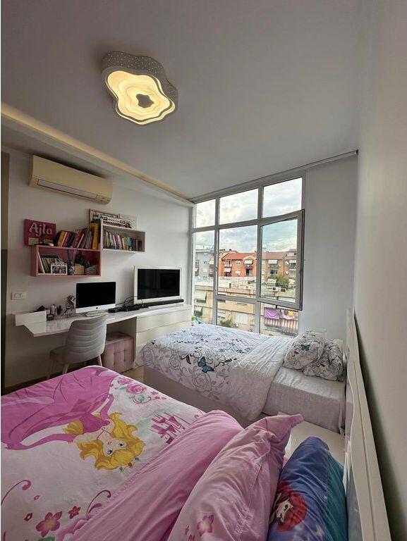 Disponiamo di un appartamento 2+1+2 in vendita, nel Complesso "Kika 2", Comune di Parigi, Tirana.