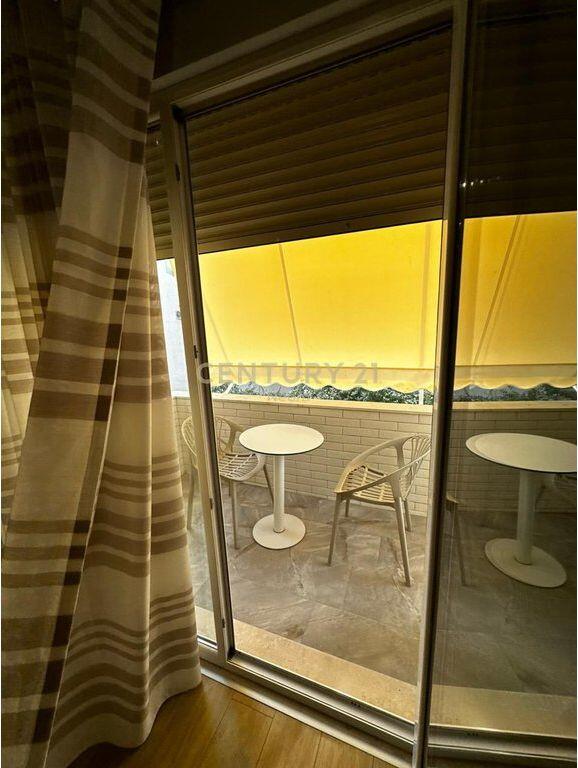 Jepet me qira apartament luksoz 2+1+2+2 poste parkimi – pranë Hotel Radisson, Liqeni i Thatë