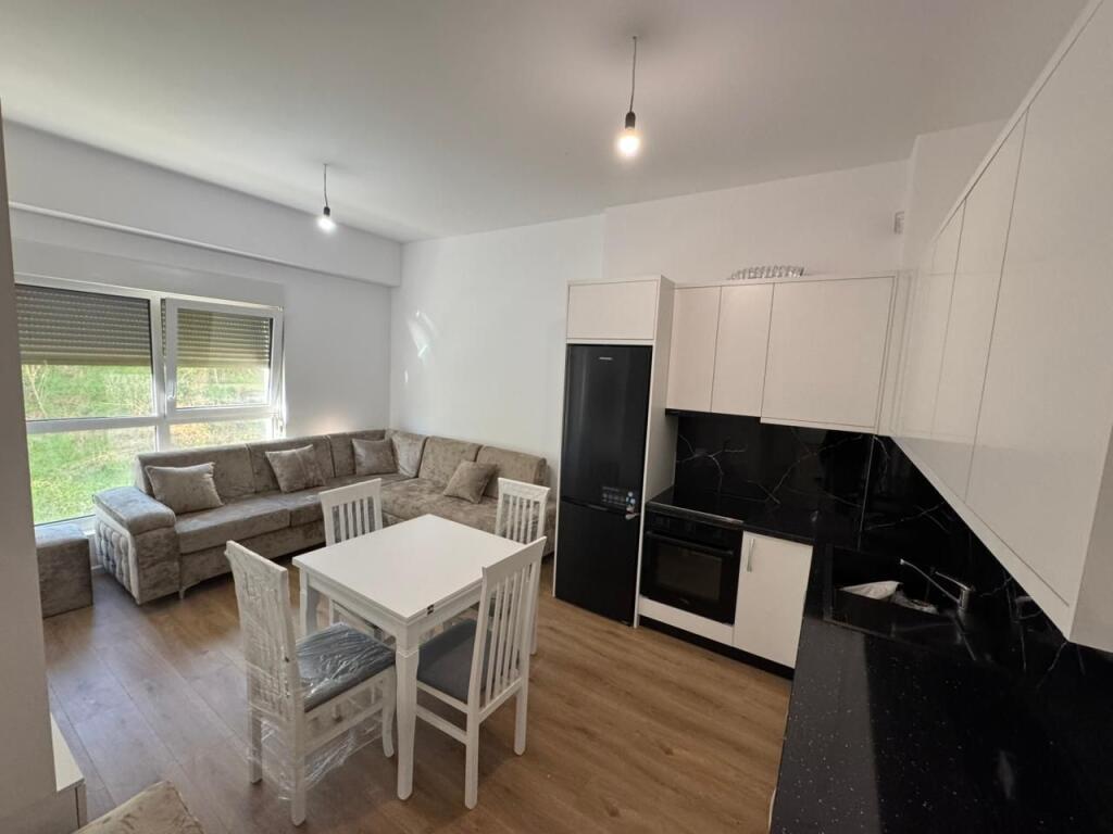 Jepet me qera 2+1  Adresa : Ali Demi Kompleksi kaimi  Kati 3  E mobiluar  Cmimi 450€  