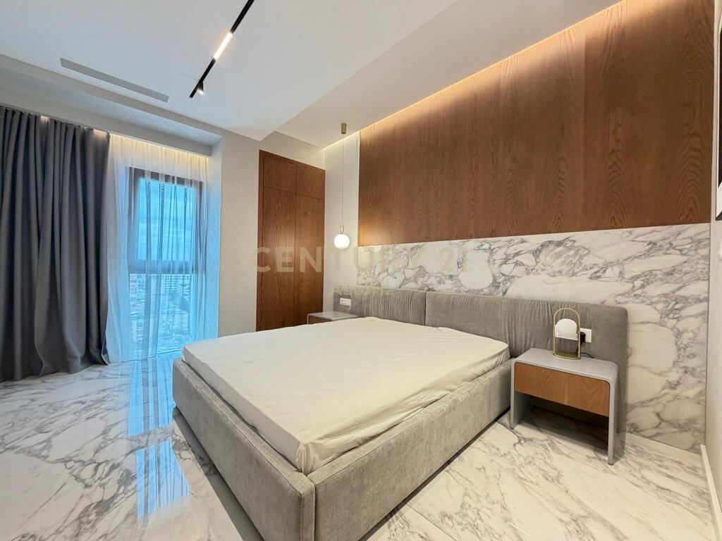 🏙️ Duplex di Lusso 221 m² + Parcheggio Chiuso – “Square 21”, Tirana