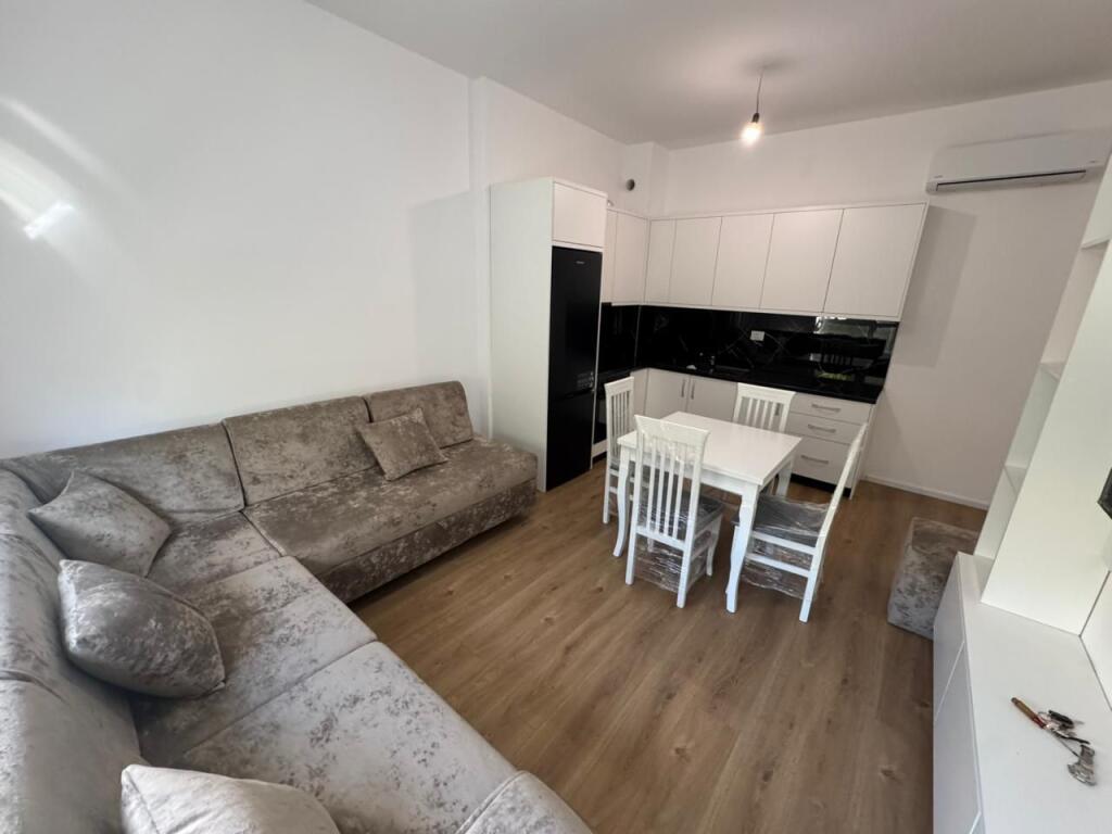 Jepet me qera 2+1  Adresa : Ali Demi Kompleksi kaimi  Kati 3  E mobiluar  Cmimi 450€  