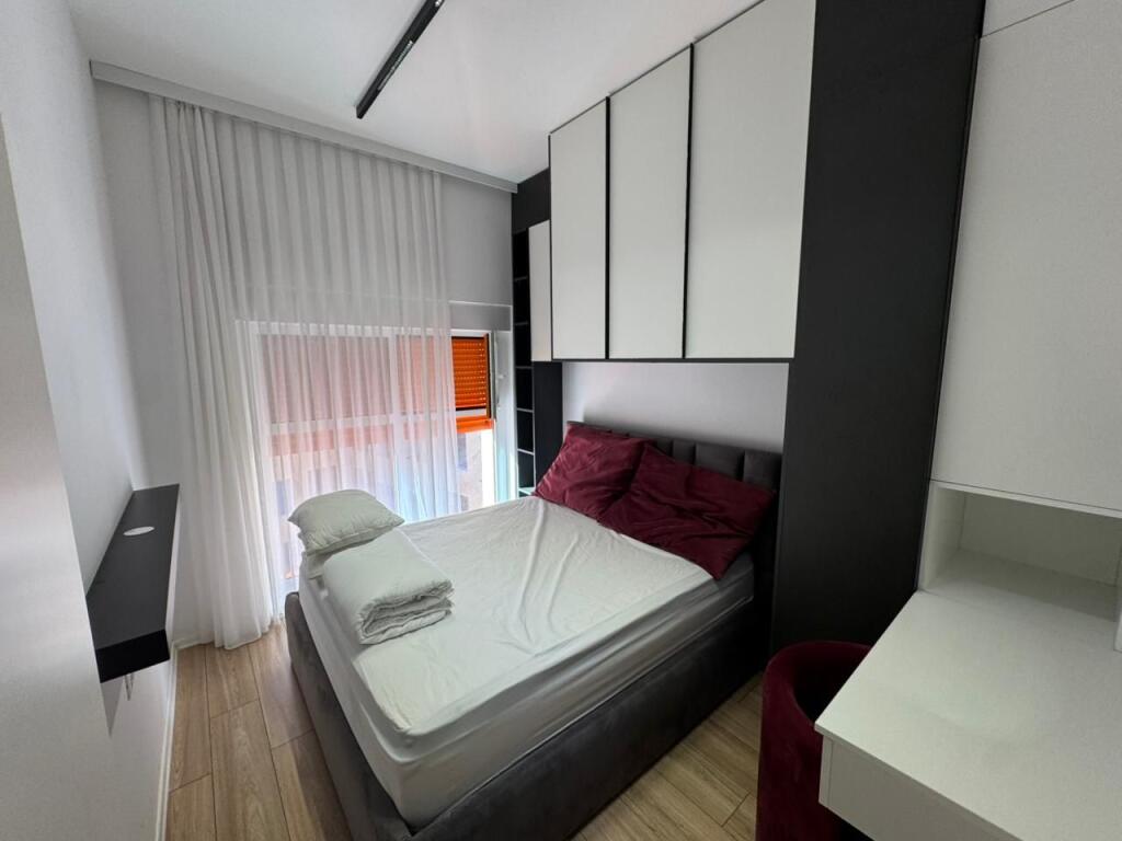 📣 QERA SUPER Apartament 1+1 📍 Kompleksi Mangalem 21, Ali Dem ✨  🏢 Ndertim i Ri  🪜 Kati 8 (Me Ashensor)  🛋️ Mobiluar Me Kushte Bashkekohore   💶 Cmimi 400 Euro