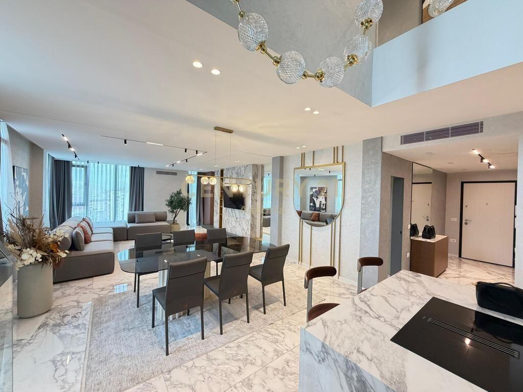 Duplex di lusso 221 m² + parcheggio chiuso a "Square 21", Tirana