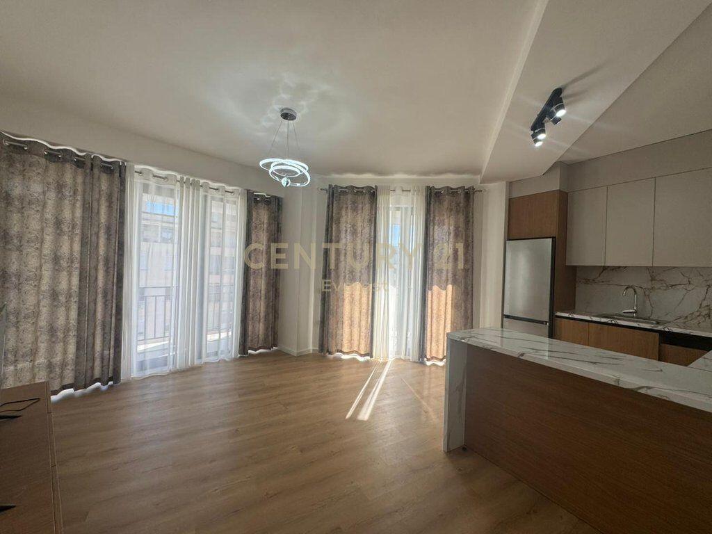 ASTIR, APARTAMENT 2+1+2 PER QIRA