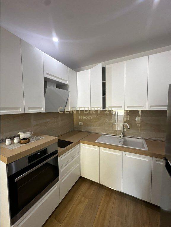 Jepet me qira apartament luksoz 2+1+2+2 poste parkimi – pranë Hotel Radisson, Liqeni i Thatë