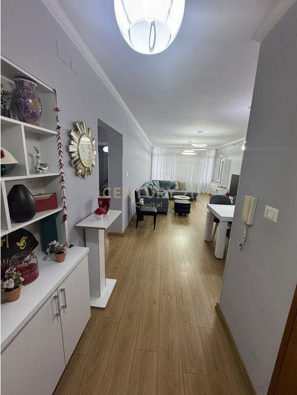 Jepet Me Qera Apartament 2+1+2 në Laprakë, Tiranë