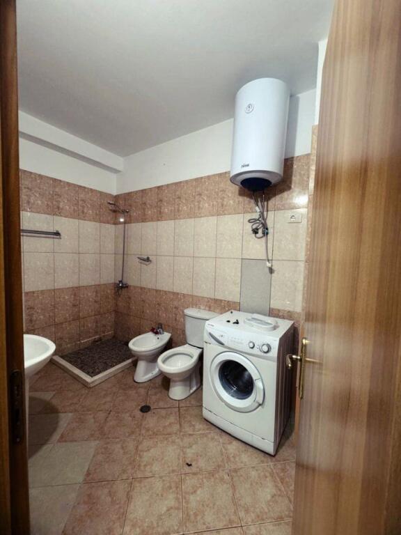 Jepet me qera apartament 2+1, Astir Prane bar artistit  
