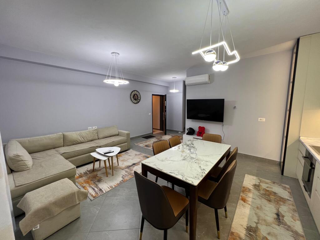 📣 QERA SUPER Apartament 2+1 Me Parking 📍 River Residence, Prane Green City ✨   🏢 Ndertim i Ri  🪜 Kati 7 (Me Ashensor)  🛋️ Mobiluar Me Kushte Bashkekohore  👨‍👩‍👧‍👦 Preferohen Kliente Familjare   💶 Cmimi 650 Euro padiskutueshem Bashke Me Parking
