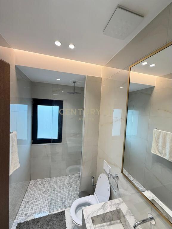 Duplex di lusso 221 m² + parcheggio chiuso a "Square 21", Tirana