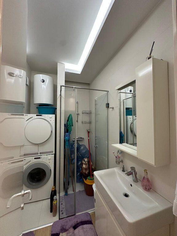 Disponiamo di un appartamento 2+1+2 in vendita, nel Complesso "Kika 2", Comune di Parigi, Tirana.