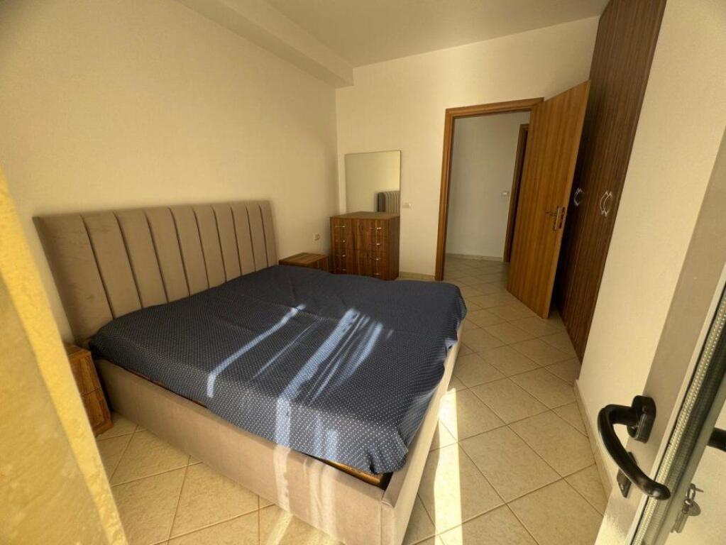 Jepet me qera apartament 2+1, Astir Prane bar artistit  