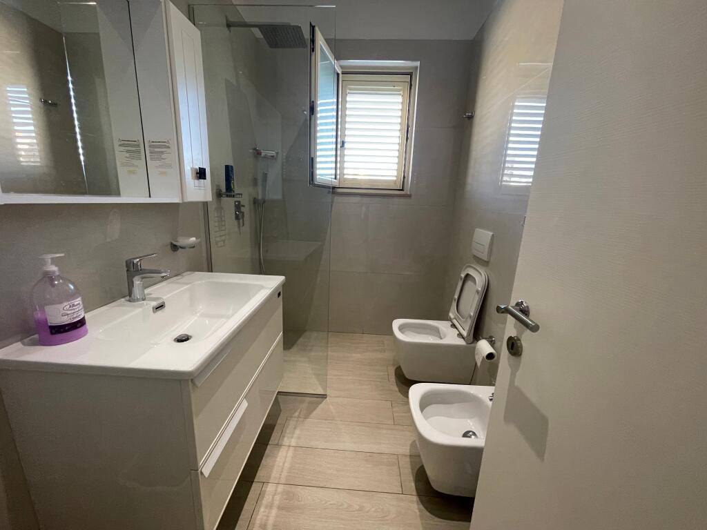 Jepet Apartament Me Qera, Tek inxhineriku