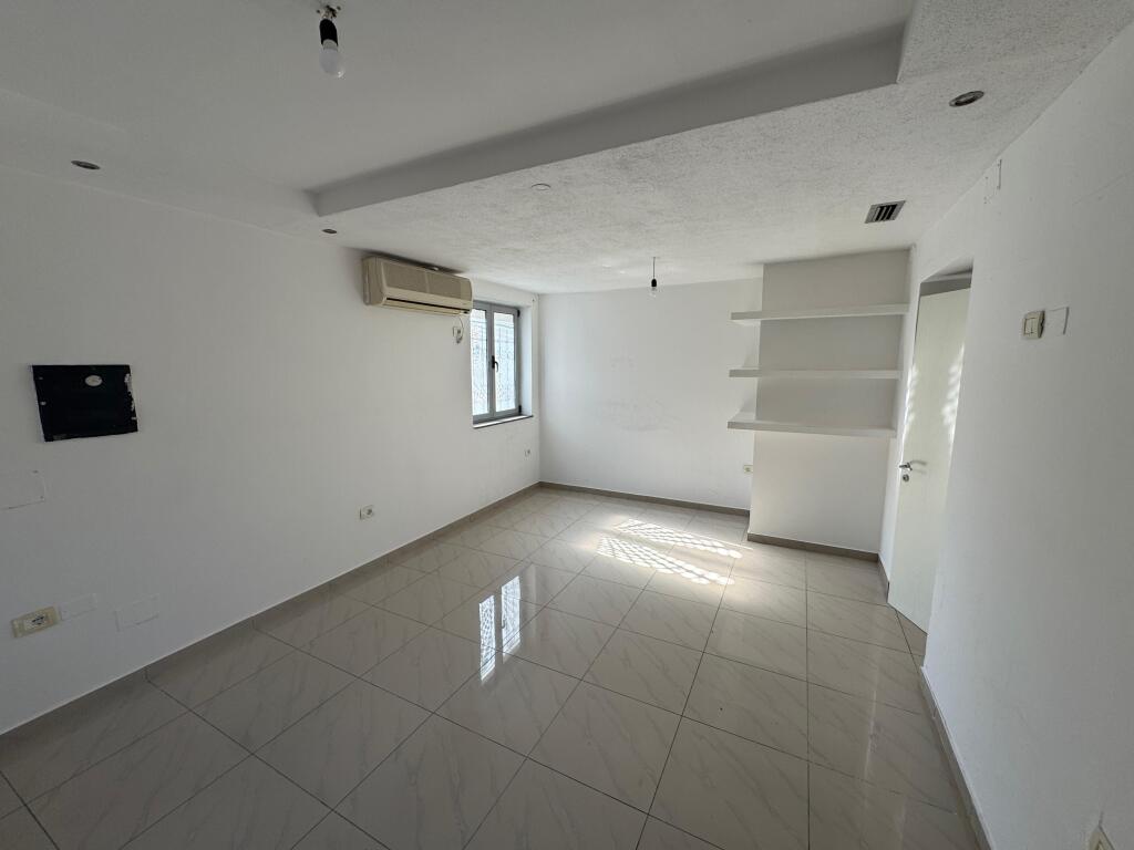 🏢 Zyrë me Qira – 3+1, Rruga Mine Peza, Tiranë