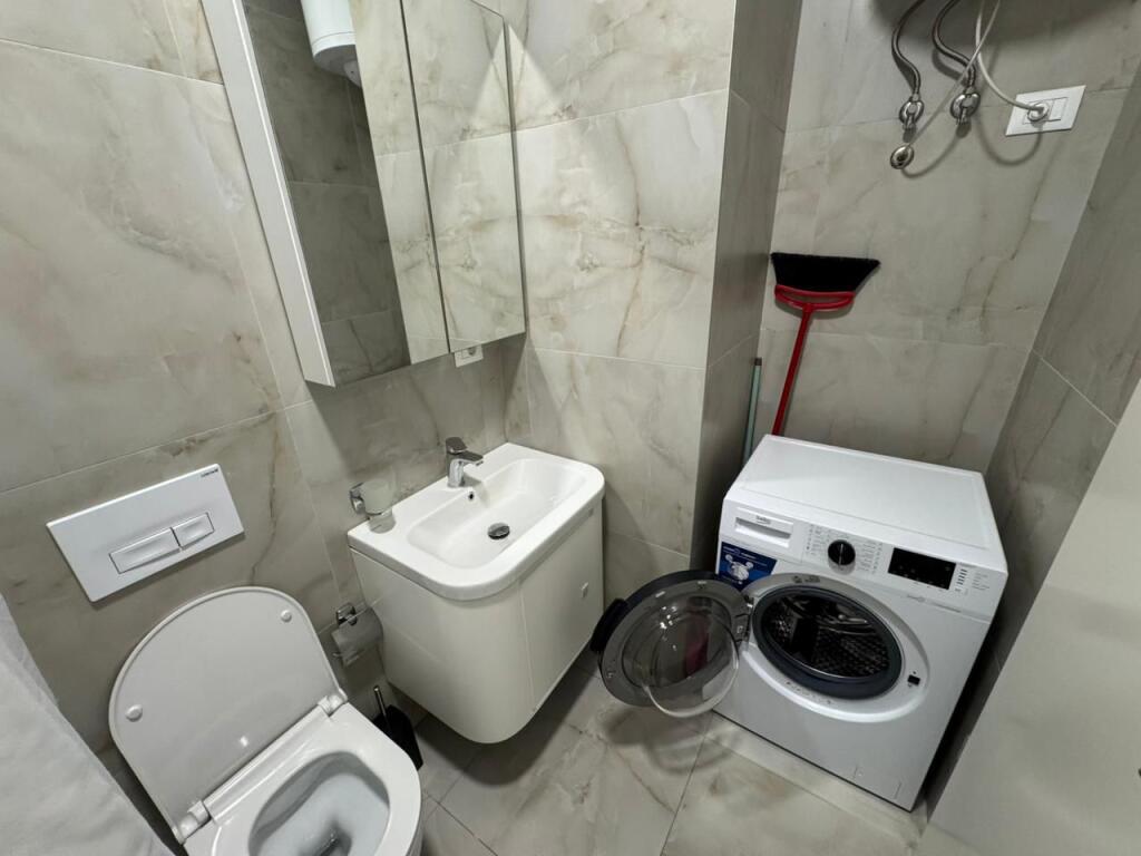 📣 QERA SUPER Apartament 1+1 📍 Kompleksi Mangalem 21, Ali Dem ✨  🏢 Ndertim i Ri  🪜 Kati 8 (Me Ashensor)  🛋️ Mobiluar Me Kushte Bashkekohore   💶 Cmimi 400 Euro
