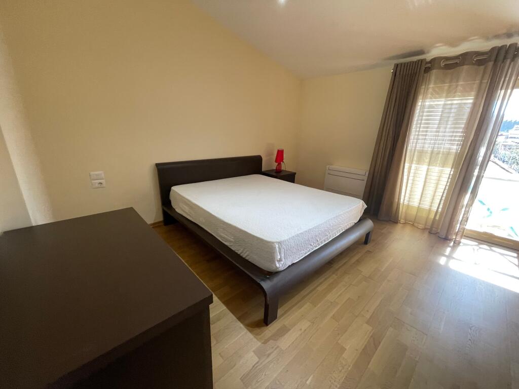 Jepet Apartament Me Qera, Tek inxhineriku