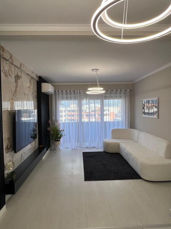 Shitet: Apartament 2+1+2  Sip. Bruto : 97 m/2  Sip. Neto  : 85 m/2  Kati 7 ( kati i fundit )  📍Rr. Loni Ligori -Astir Cmimi : 155.000 euro