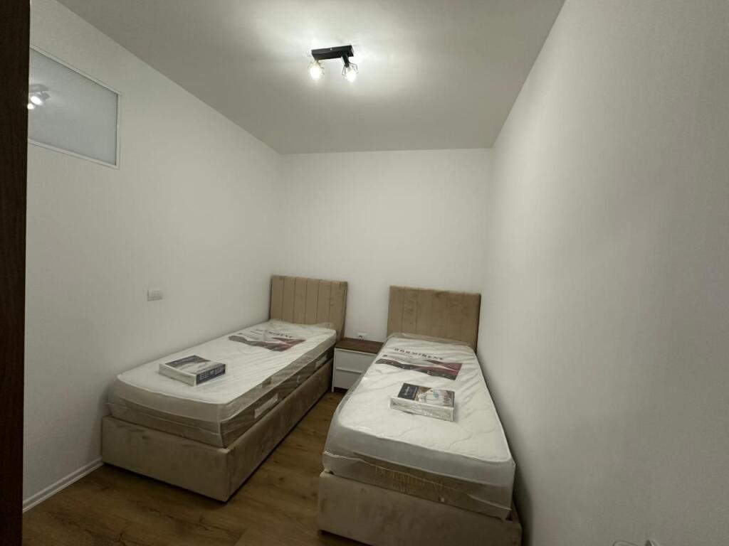 Apartament me qira – Qendra e Tiranës (Zogu i Zi) 2+1 | 77 m² | Kati 8 | Pallat i ri me ashensor E mobiluar plotësisht, jepet për herë të parë Vendndodhje perfekte pranë Ring Center  Çmimi: 1000€ / muaj Preferohen çifte