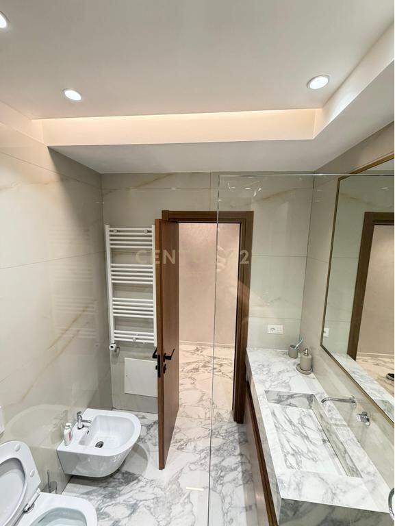 Duplex di lusso 221 m² + parcheggio chiuso a "Square 21", Tirana